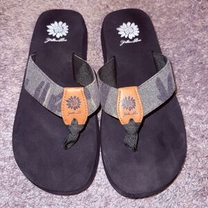 Yellow Box black and camo flip flops women’s size 6.5 sandals